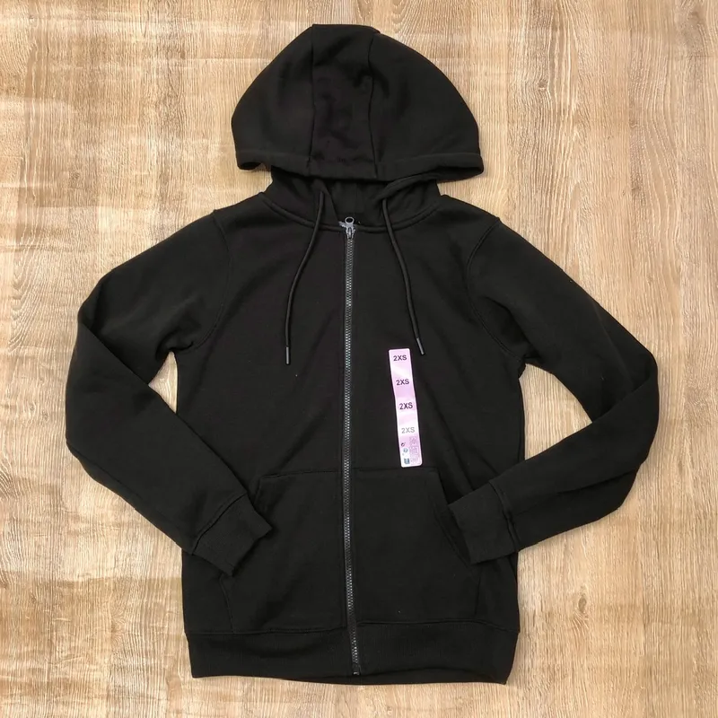 Abrigo con capucha color marrón oscuro