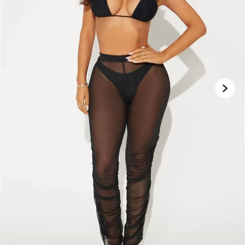 Pantaloneta de playa color negro