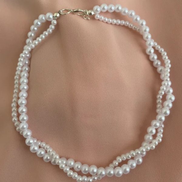 Collar de perlas blancas doble