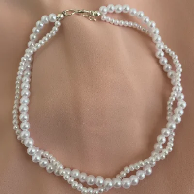 Collar de perlas blancas doble