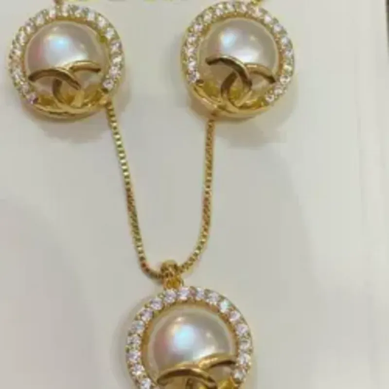 Juego de cadena y aretes