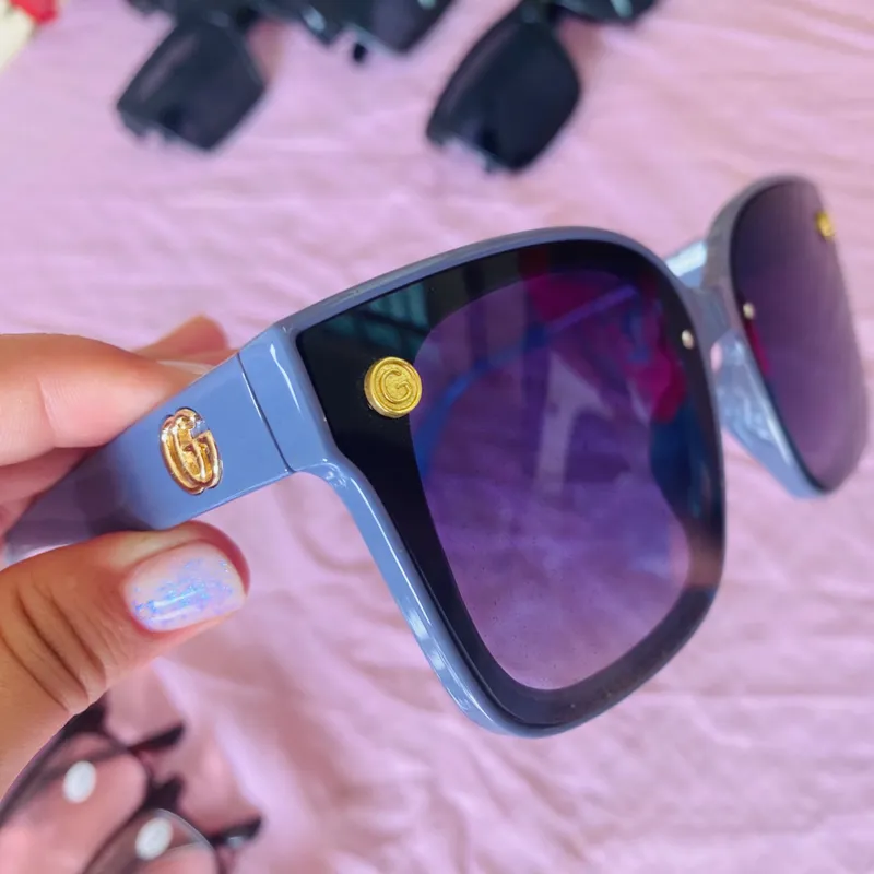 Gafas de sol con lentes oscuros y detalles en la armadura