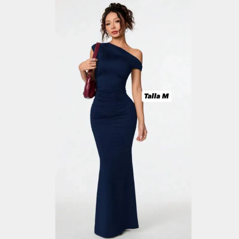 Vestido con escote asimétrico