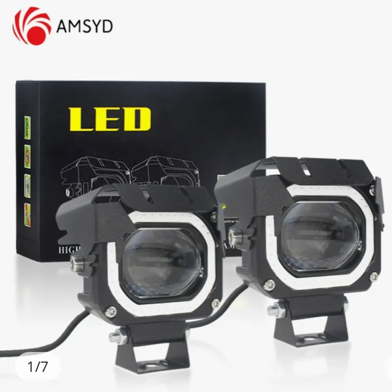 Exploradora con lupa y ojo de ángel cuadrado