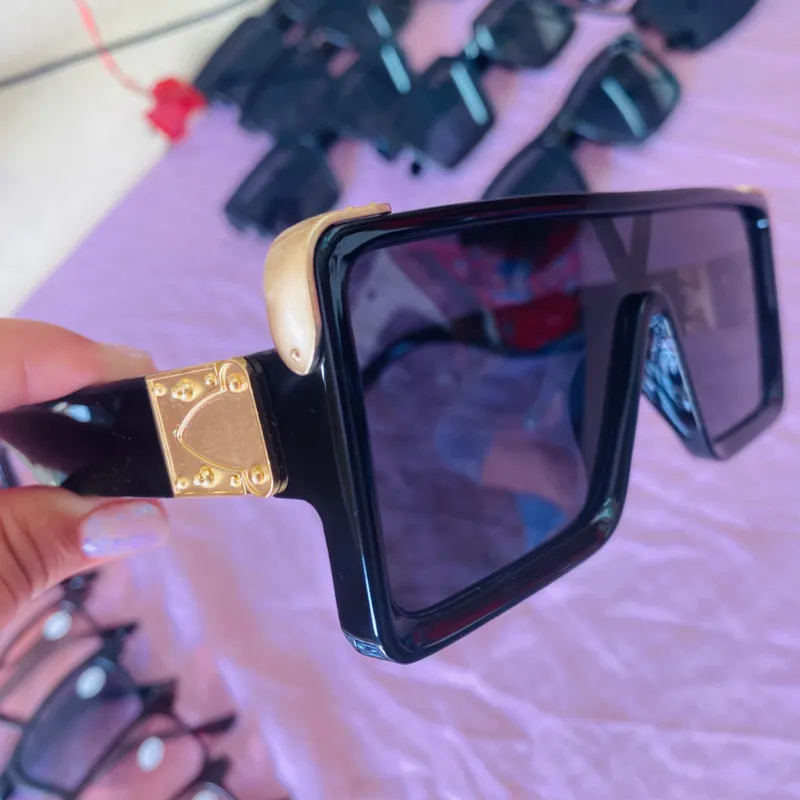 Gafas de sol con lentes oscuros y detalles en la armadura