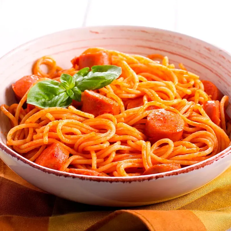 Espaguetis en salsa con Salchichas