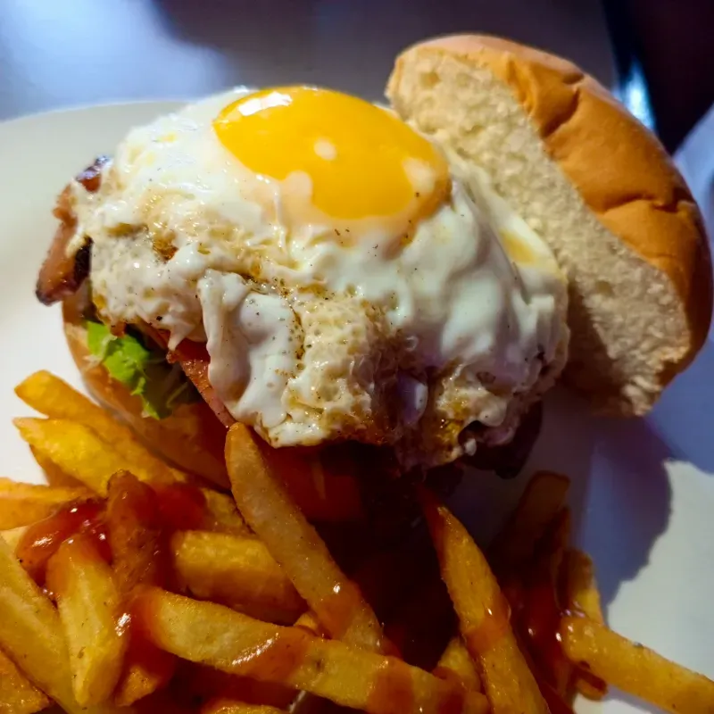 Hamburguesa strike con agregó de jamón queso chorizo y huevo frito