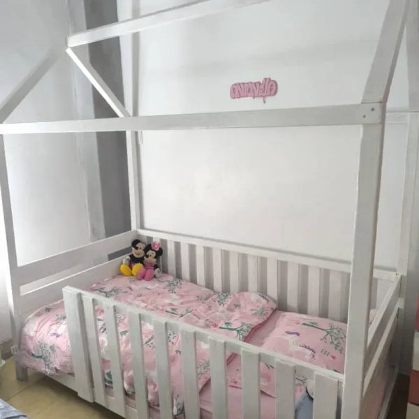 Camita con baranda y techo de casita