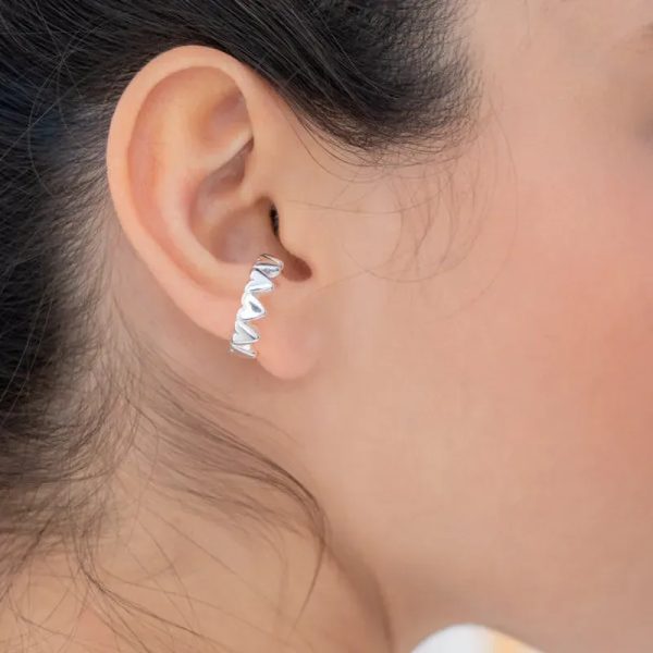 Earcuff corazones plateados