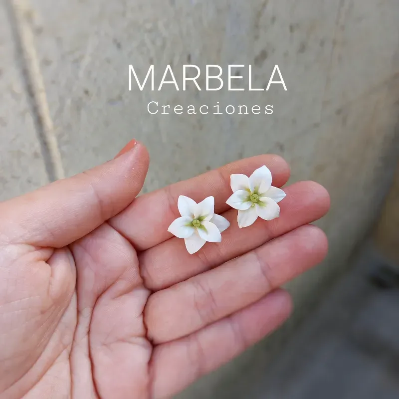 ✨Aretes Pegaditos de Lirios Blancos✨