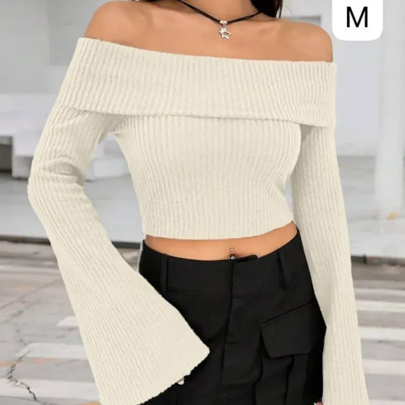  Top Off-Shoulder + Mini Falda – Feminidad con actitud y estilo