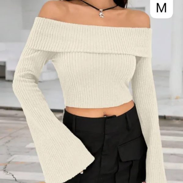  Top Off-Shoulder + Mini Falda – Feminidad con actitud y estilo
