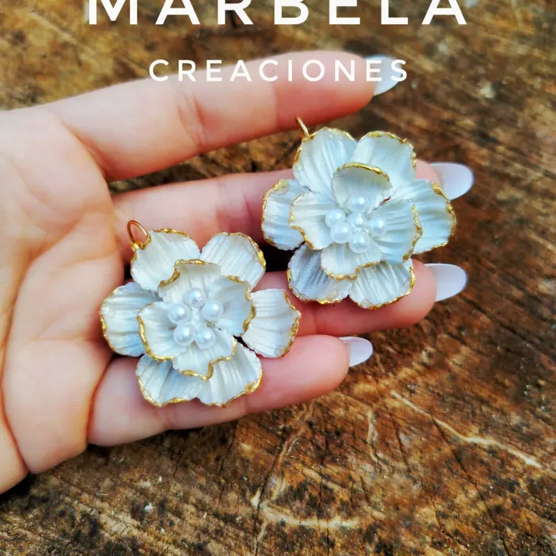 ✨Aretes "Karlas" Medios (blancos con bordes dorados)✨