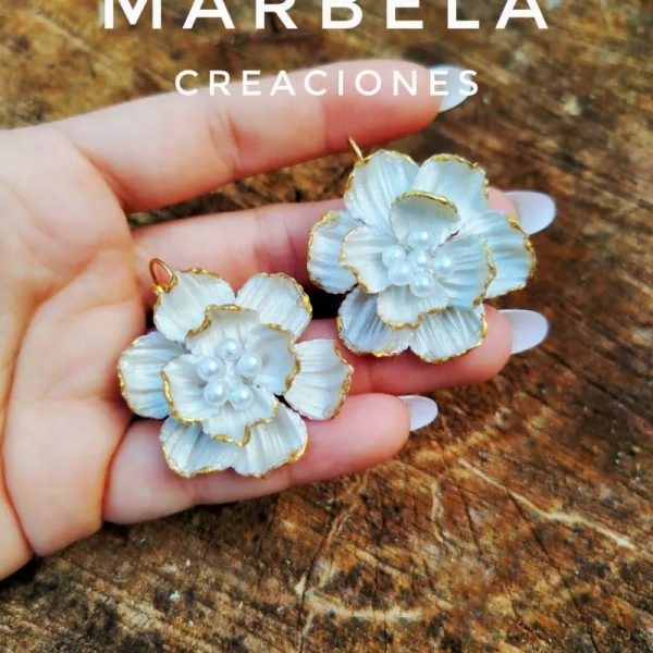 ✨Aretes "Karlas" Medios (blancos con bordes dorados)✨