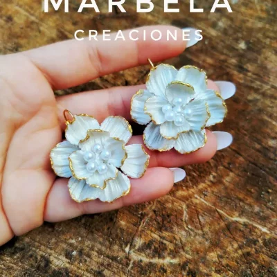 ✨Aretes "Karlas" Medios (blancos con bordes dorados)✨