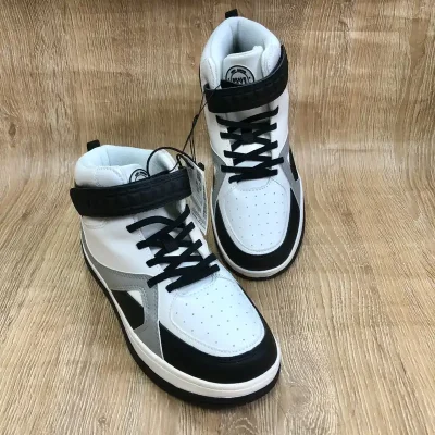 Tenis de corte alto color blanco y negro