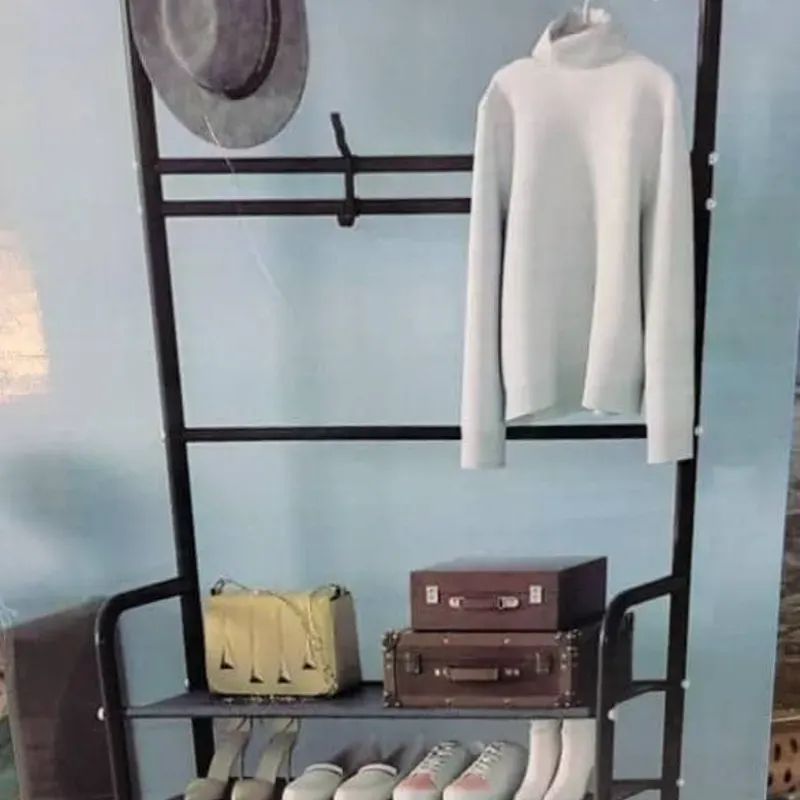 Zapatera de metal con tornillos y colgadores