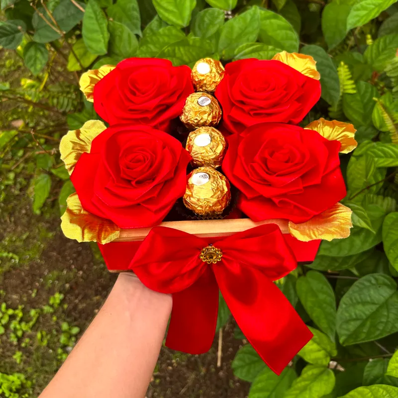 Cajita de rosas y ferreros