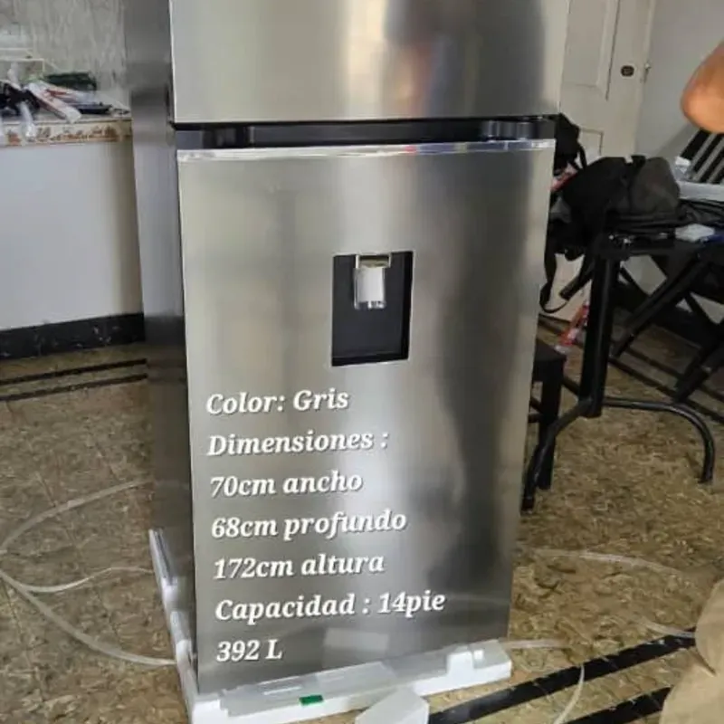 Refrigerador LG de 14 pies con dispensador