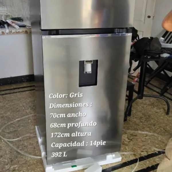 Refrigerador LG de 14 pies con dispensador