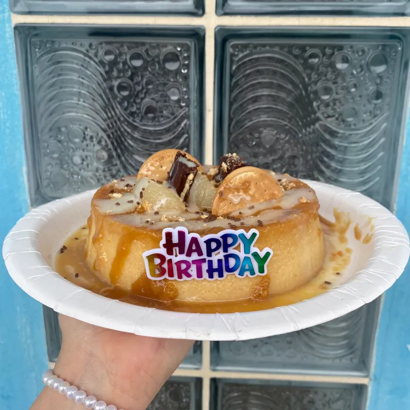 Flan de leche grande de cumpleaños