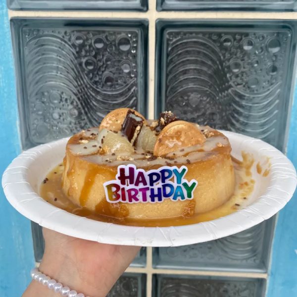 Flan de leche grande de cumpleaños