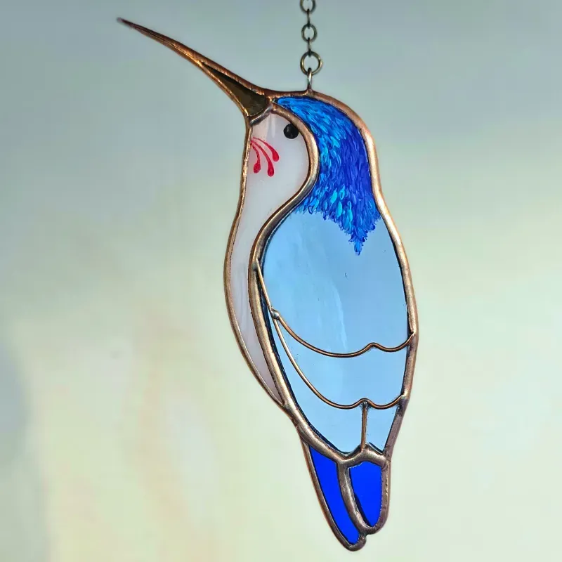 Colibrí azul de alas cerradas