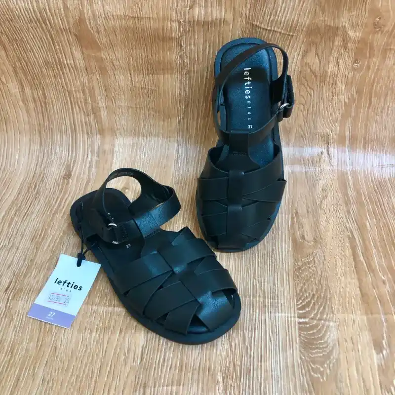 Sandalias cerradas al frente de color negro