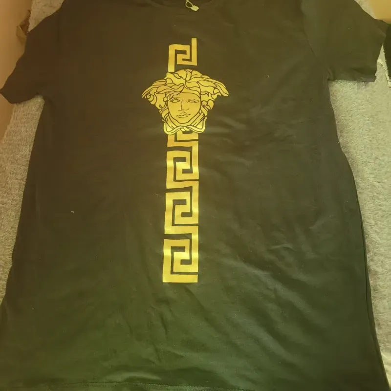  Camiseta Negra con Detalle Dorado – Estilo Urbano Premium ✨