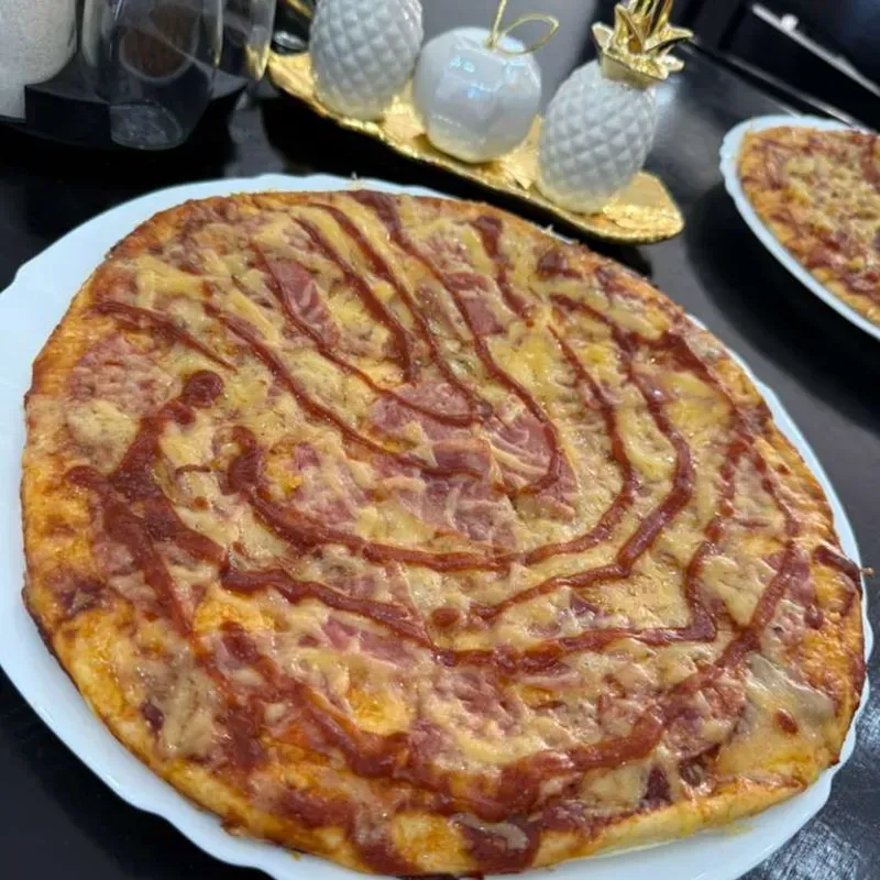 PIZZA DE JAMON Y QUESO