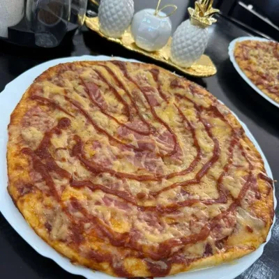 PIZZA DE JAMON Y QUESO