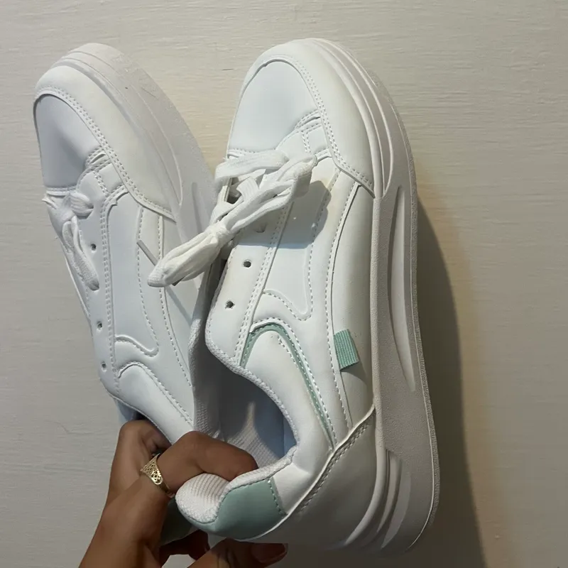 Tenis Blancos con detalle en verde