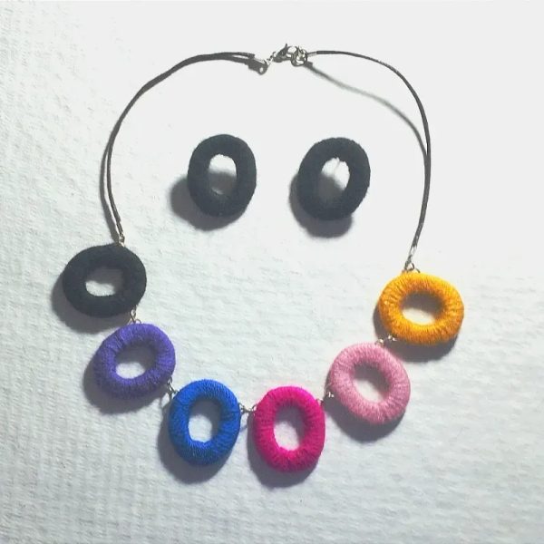 Conjunto de collar y aretes