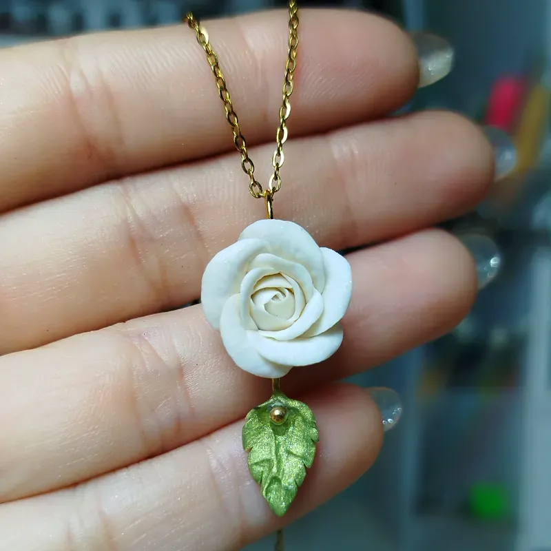 ✨Cadena con rosa Blanca y hoja colgante✨