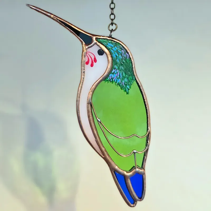 Colibrí verde de alas cerradas