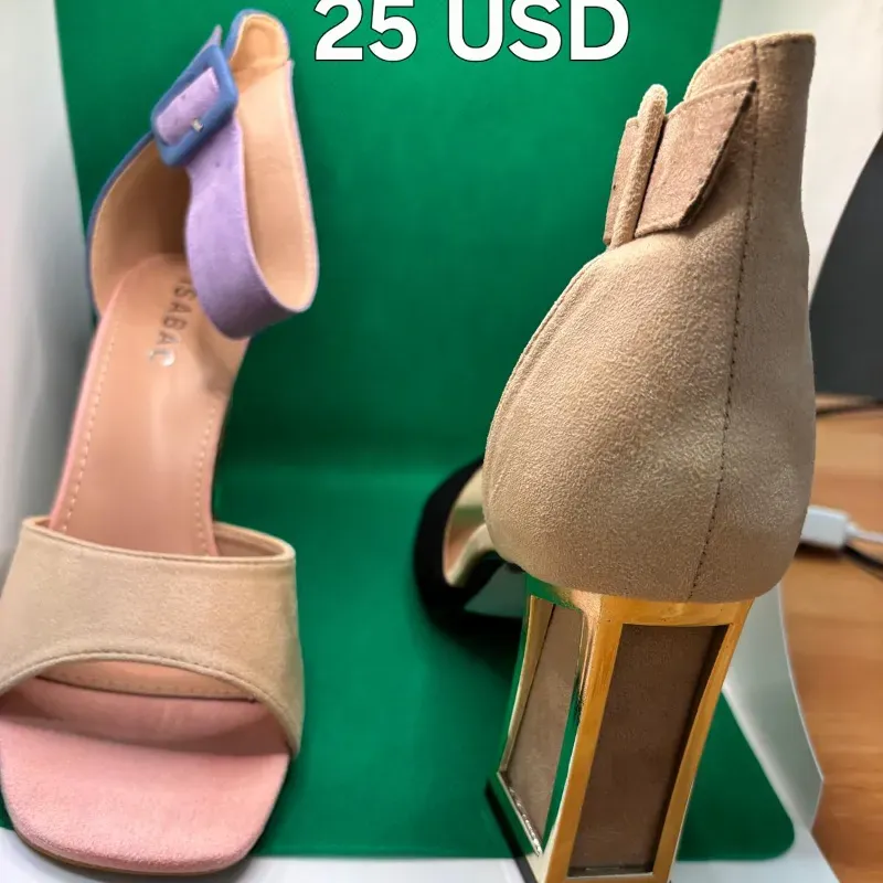 Tacones cuadrados con detalles en tacón