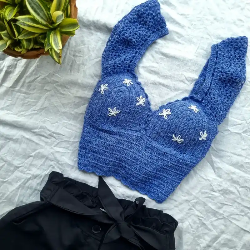 Blusa de mangas anchas con bordado de flores