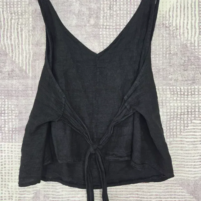 Blusa negra sin mangas lazo en espalda
