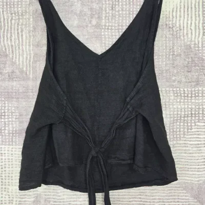 Blusa negra sin mangas lazo en espalda