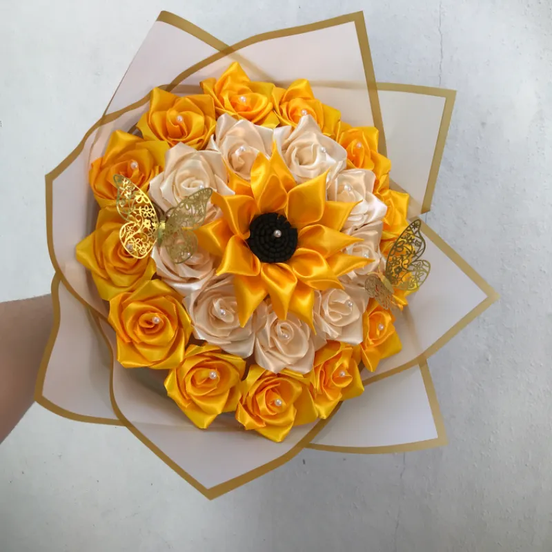 Ramo de 25 rosas con girasol eterno en el centro