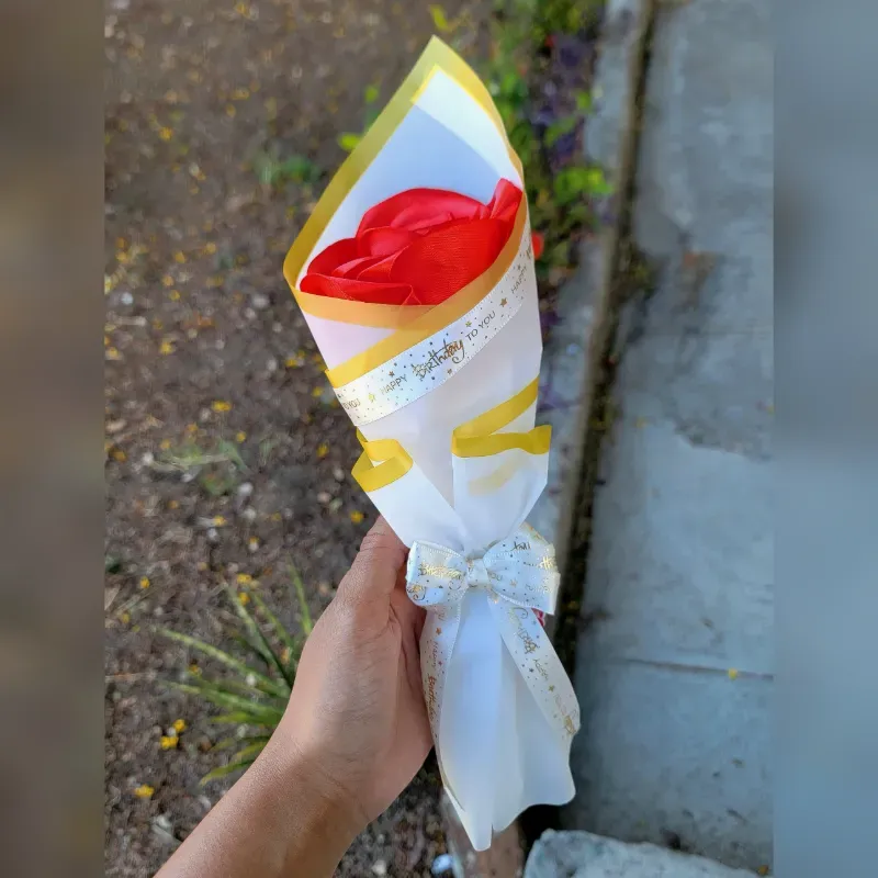 Rosa  con envoltura simple