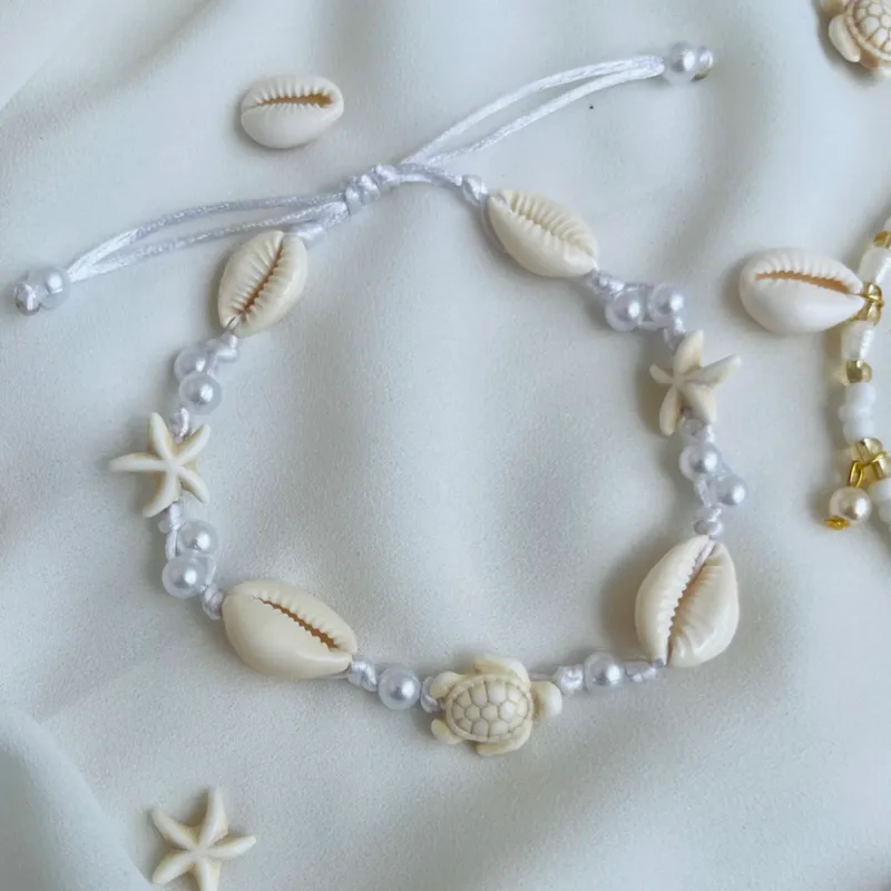 Tobillera con perlas , caracoles y estrellas d mar