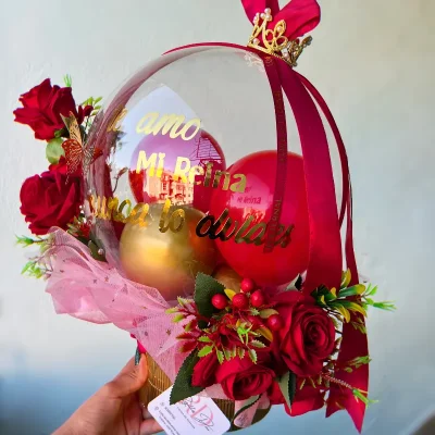 Cajita con globo y rosas