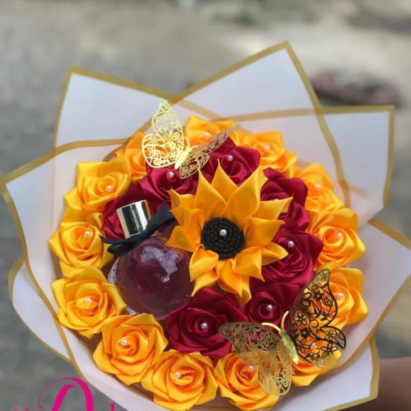 Ramo de rosas con 1 girasol y perfume