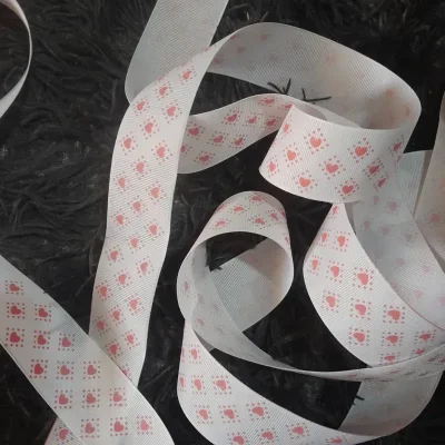 Cinta falla corazón rojos