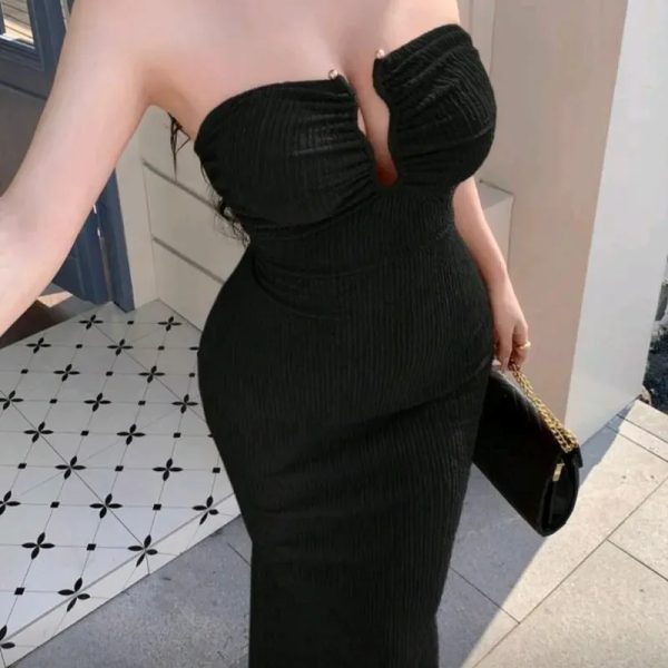Vestido largo negro con escote en v profundondom