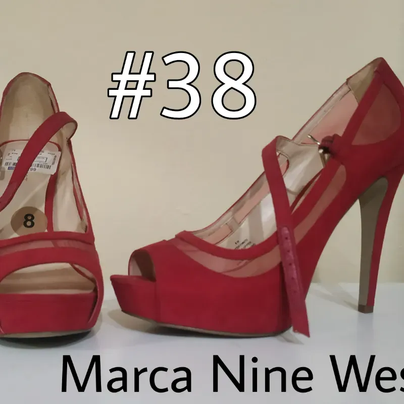 Tacones rojos altos, tacón fino.