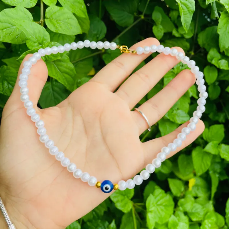 Collar de perlas blancas con ojo turco