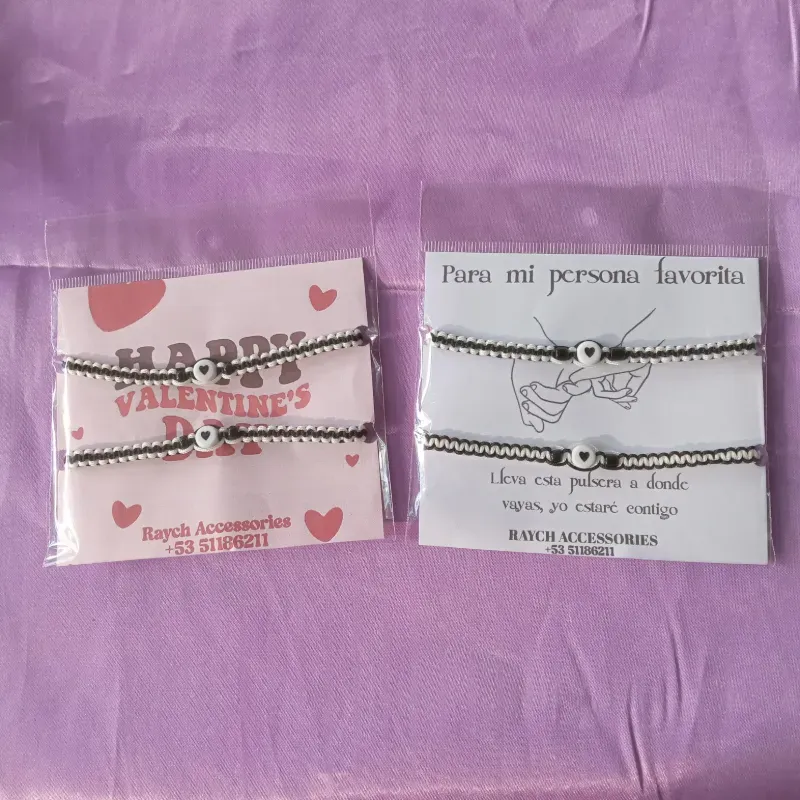 Pulseras tejidas con corazón negro