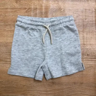 Short de felpa color gris con textura